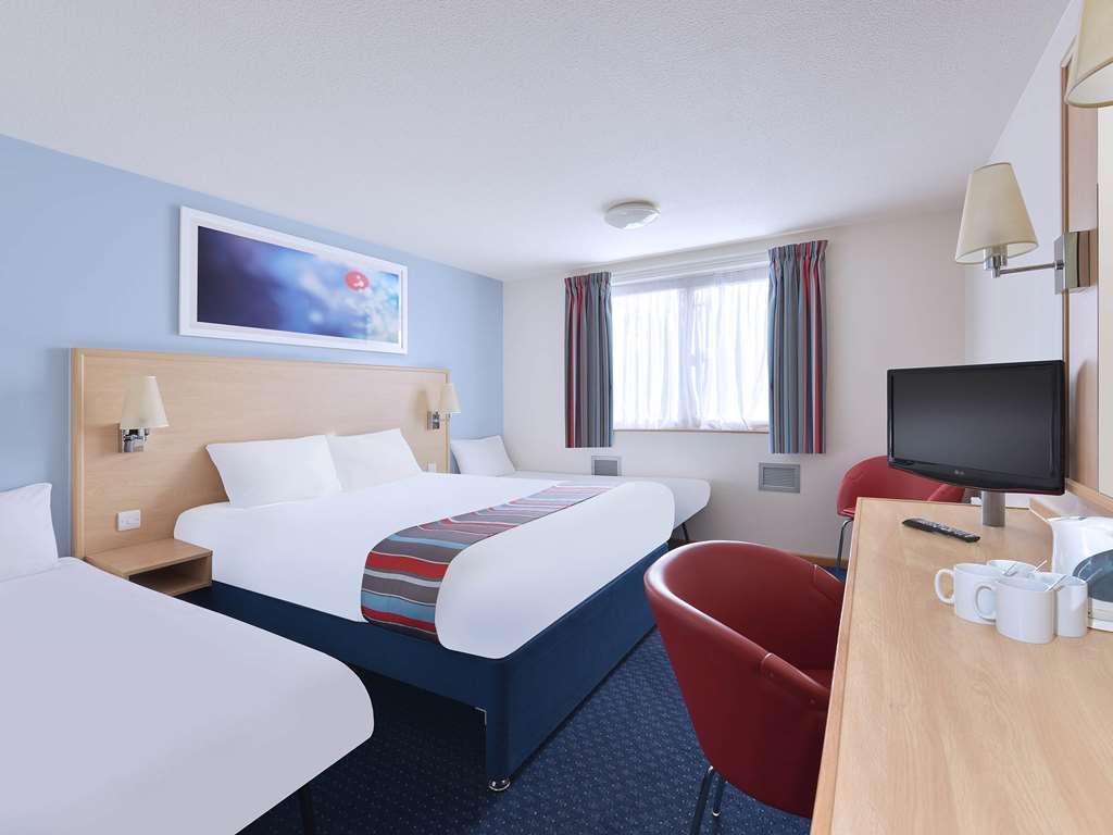 Travelodge Newbury Tot Hill Highclere Room photo